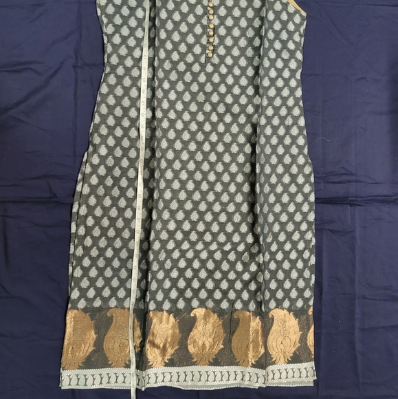 Silver and Gold Brocade Kurta - Picture 7 of 8